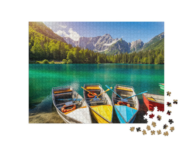 Puzzle 1000 pezzi „Lago Fusine con barche colorate e cima del Mangart, comune di Tarvisio, provincia di Udine“