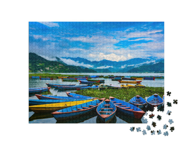 Puzzle 1000 pezzi „Barche a remi colorate sul lago Phewa, Pokhara, Nepal“