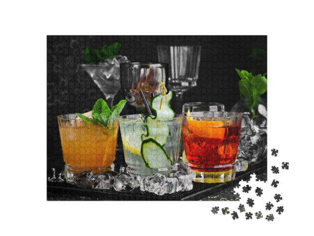Puzzle 1000 pezzi „Set di cocktail colorati in bicchieri al bar“