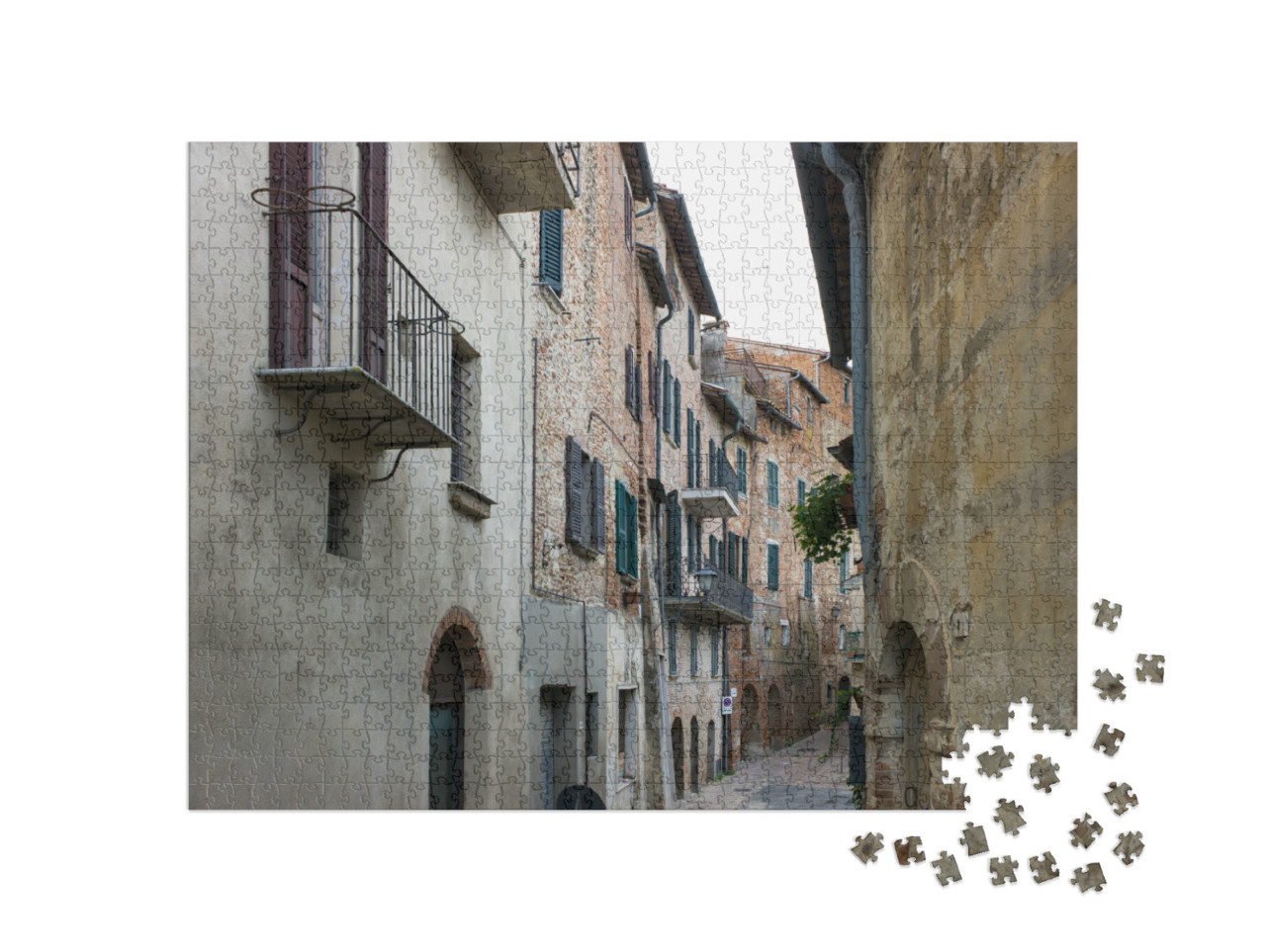 Puzzle 1000 pezzi „Vicolo stretto con vecchie case con balconi e persiane a Montepulciano, Italia“