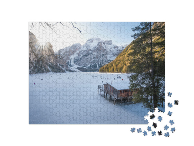 Puzzle 1000 pezzi „Casa delle barche sul lago ghiacciato di Braies, in Alto Adige, Italia“