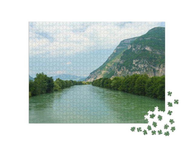 Puzzle 1000 pezzi „Ciclovia lungo il fiume Adige da Rovereto a Trento, Trentino Alto Adige, Italia, in estate“