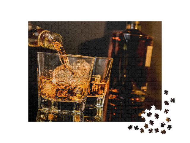 Puzzle 1000 pezzi „Versare il whisky in un bicchiere sul tavolo“