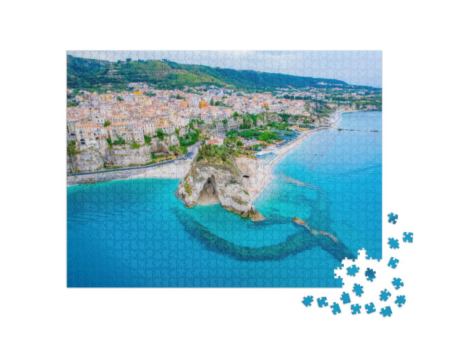 Puzzle 1000 pezzi „Tropea: Chiesa di Santa Maria dell'Isola. Monastero e costa con acqua azzurra e cristallina“