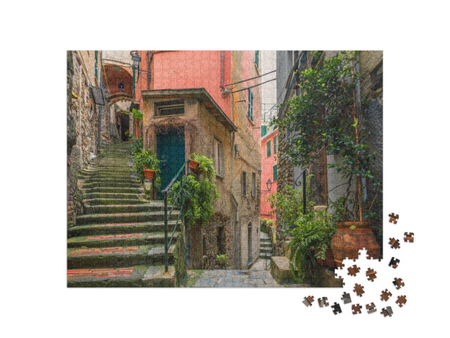 Puzzle 1000 pezzi „Vecchia strada nella città di Vernazza con scale medievali e vasi con piante verdi Liguria, Italia“