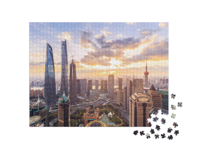 Puzzle 1000 pezzi „Lo skyline di Shanghai e il paesaggio urbano al tramonto“