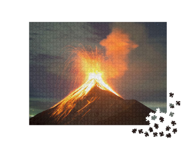 Puzzle 1000 pezzi „Eruzione vulcanica notturna, vulcano Fuego ad Antigua, Guatemala“