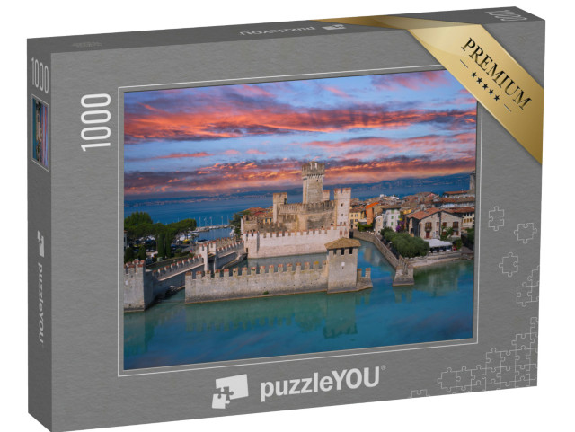 Puzzle 1000 pezzi „Il famoso castello di Sirmione, riflessi del castello nell'acqua sullo sfondo del cielo rosa al tramonto“