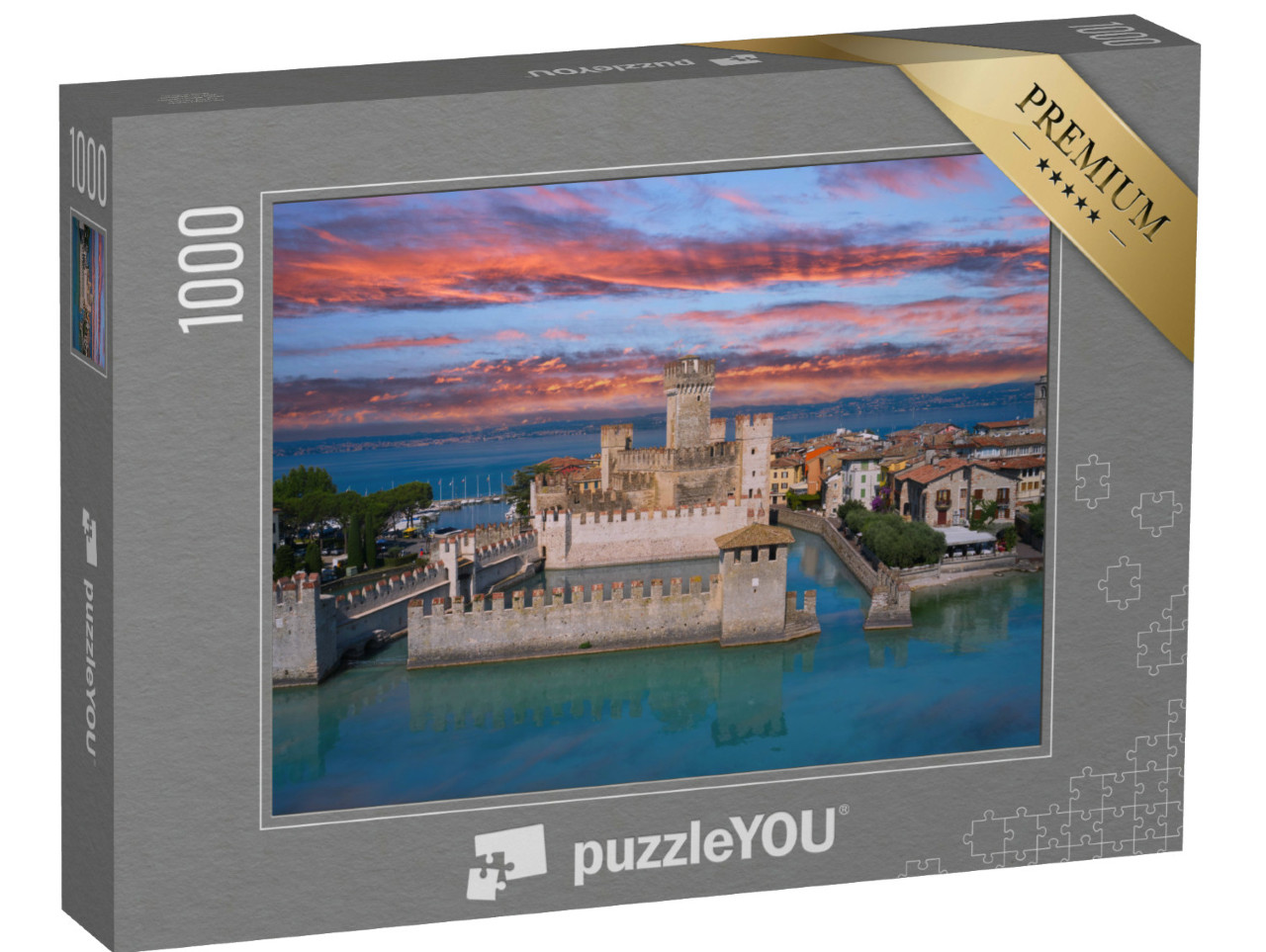 Puzzle 1000 pezzi „Il famoso castello di Sirmione, riflessi del castello nell'acqua sullo sfondo del cielo rosa al tramonto“