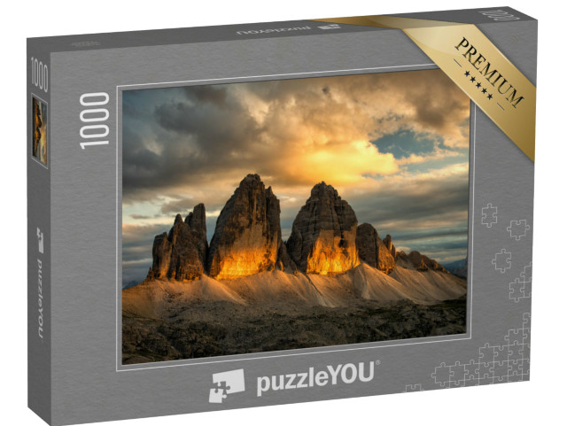 Puzzle 1000 pezzi „Il famoso massiccio roccioso delle Tre Cime al tramonto con le nuvole colorate sopra le cime“