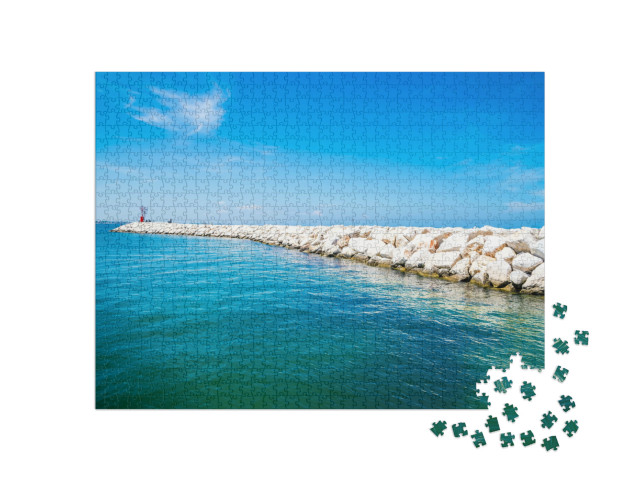Puzzle 1000 pezzi „Una vista lungo il lato della diga foranea del porto di Rimini, in Italia, in estate“