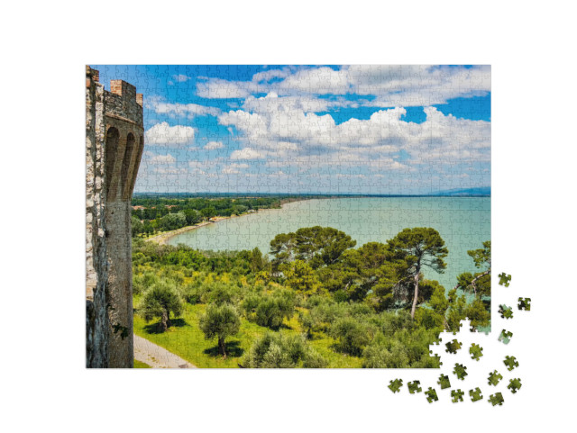 Puzzle 1000 pezzi „Vista sul castello di Castiglione del Lago sul Lago Trasimeno, Umbria - Italia“
