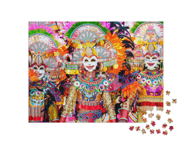 Puzzle 1000 pezzi „Maschere colorate al Masskara Festival, Bacolod City, Filippine“