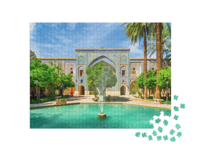 Puzzle 1000 pezzi „Cortile con giardino verde nel Madrese e-Khan di Shiraz, Iran“