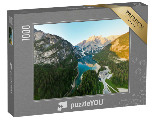 Puzzle 1000 pezzi „Lago di Braies con splendide montagne riflesse nell'acqua al sorgere del sole, Dolomiti, Italia“