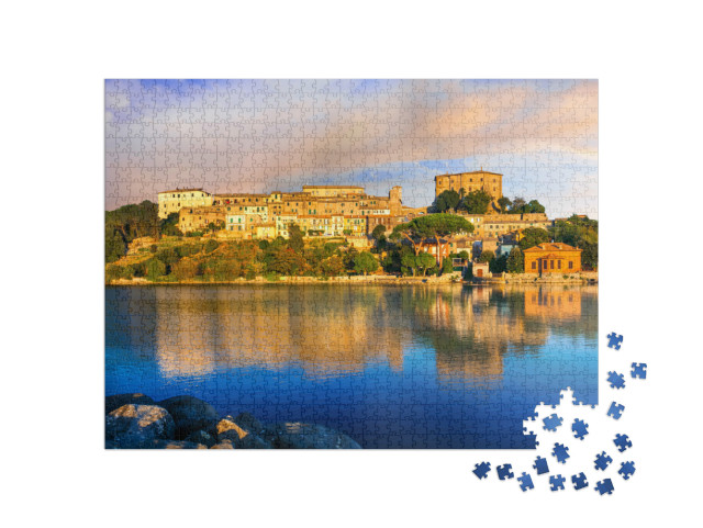 Puzzle 1000 pezzi „Il pittoresco e tranquillo borgo di Capodimonte e il bellissimo Lago di Bolsena, nel Lazio“