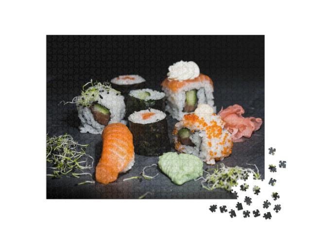 Puzzle 1000 pezzi „Sushi giapponese fatto di maki, nigiri e rotoli dentro-fuori“