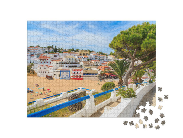 Puzzle 1000 pezzi „Passeggiata lungo la strada nel villaggio di pescatori di Carvoeiro, Algarve, Portogallo“