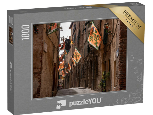 Puzzle 1000 pezzi „Bandiera delle Contrade della città di Selva-Rhino appesa in una strada del centro di Siena, Italia“