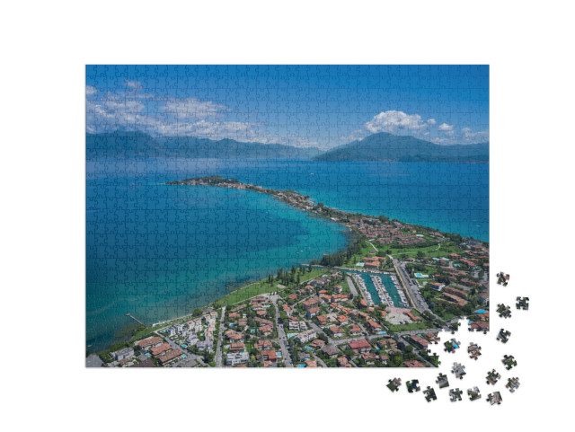 Puzzle 1000 pezzi „Lago di Garda, Sirmione, Italia. Castello italiano sul lago di Garda“