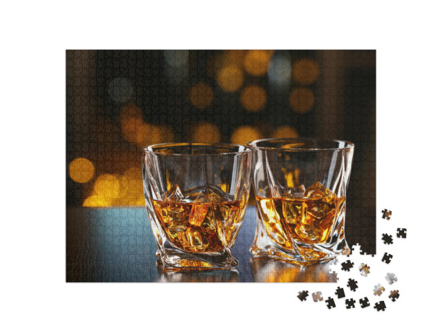 Puzzle 1000 pezzi „Bicchieri di whisky su un tavolo“
