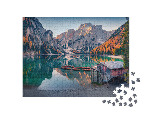Puzzle 1000 pezzi „Tranquilla vista mattutina all'alba del lago di Braies con barche e pontile di pesca“