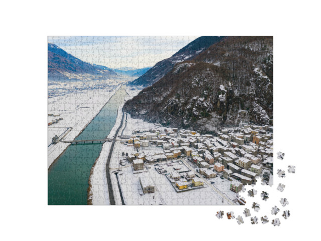 Puzzle 1000 pezzi „Valtellina - Vista aerea panoramica del fiume Adda e del paese di Sirta in inverno“