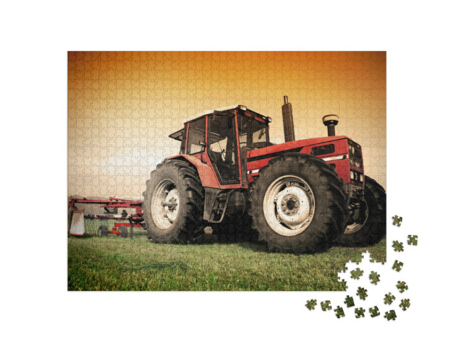 Puzzle 1000 pezzi „Vecchio trattore rosso sul prato durante i lavori di falciatura“