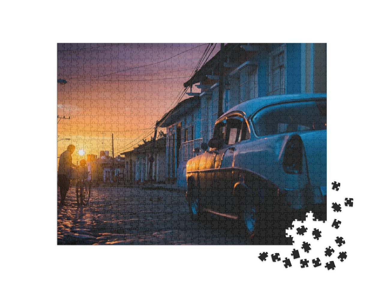 Puzzle 1000 pezzi „Tramonto su strada cubana con auto d'epoca a Trinidad, Cuba“