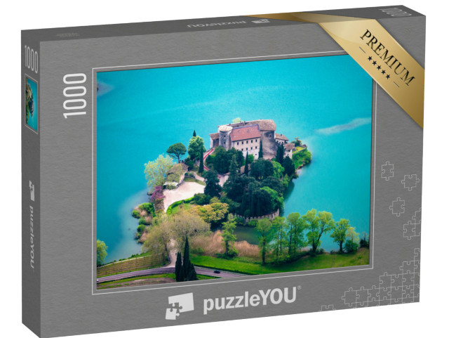 Puzzle 1000 pezzi „Castel Toblino circondato dalle acque blu del lago di Toblino“