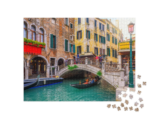 Puzzle 1000 pezzi „Canale stretto con gondola e ponte a Venezia, Italia. Architettura e monumenti di Venezia“