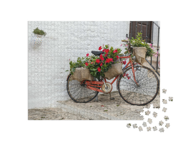 Puzzle 1000 pezzi „Vecchia bicicletta creativa decorata con fiori in una limpida giornata di sole a Ostuni, Puglia“