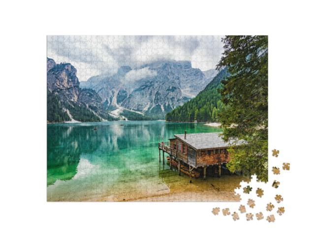 Puzzle 1000 pezzi „Casa galleggiante sul lago di Braies, Alto Adige, Italia“
