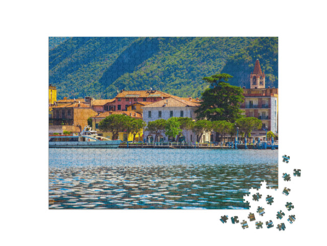 Puzzle 1000 pezzi „Panorama della città di Sulzano, in una luminosa giornata di sole. Italia, Alpi, Lago d'Iseo.“