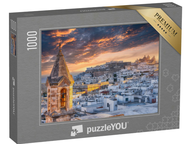 Puzzle 1000 pezzi „Incredibile vista dell'antica città bianca di Ostuni e della cattedrale al tramonto. Brindisi, Puglia“