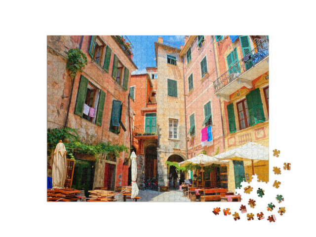 Puzzle 1000 pezzi „Piazza colorata con tavoli da ristorante nel villaggio delle Cinque Terre di Monterosso, Italia“