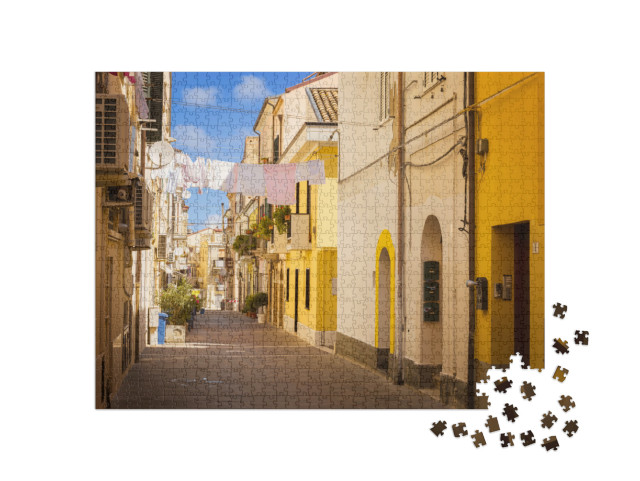 Puzzle 1000 pezzi „Tipico vicolo con panni stesi e un uomo in bicicletta, Termoli, Italia“