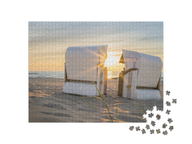 Puzzle 1000 pezzi „Tramonto sul Mar Baltico con due sedie da spiaggia“