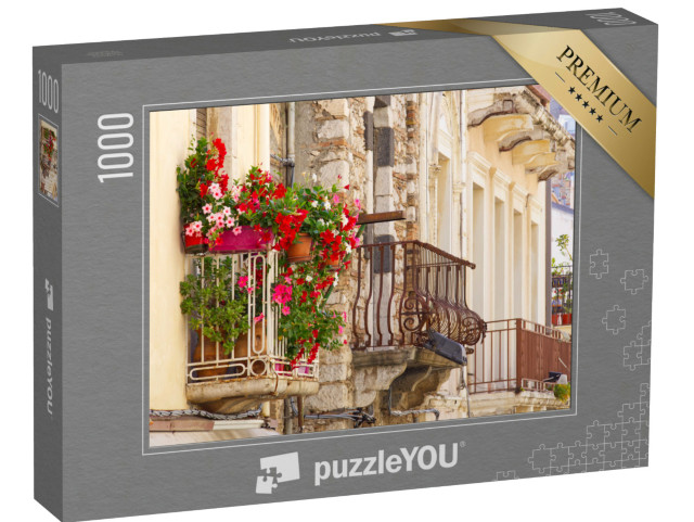 Puzzle 1000 pezzi „Facciate di edifici e balconi di Taormina pieni di fiori di bouganville in una soleggiata giornata estiva“