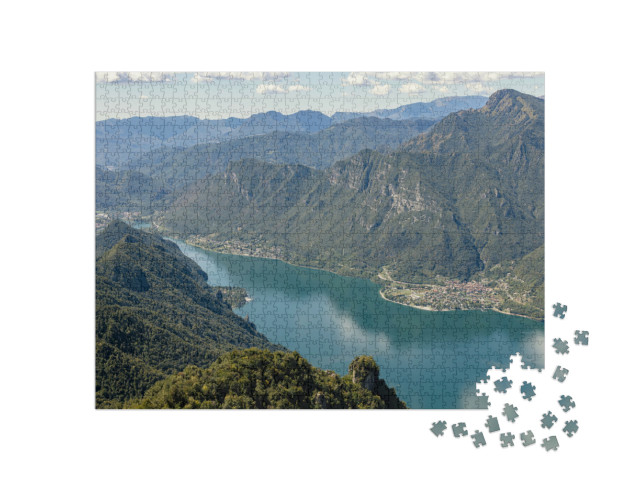 Puzzle 1000 pezzi „Vista del Lago d'Idro, situato nel nord Italia. Questo lago è circondato da montagne“