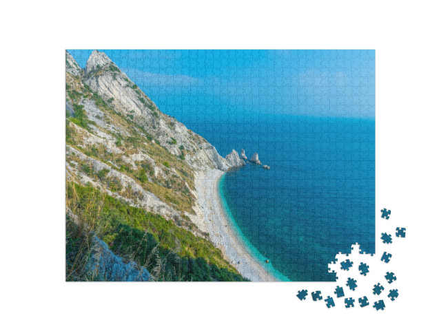 Puzzle 1000 pezzi „Spiaggia delle Due Sorelle nel Parco naturale del Monte Conero, in Italia.“