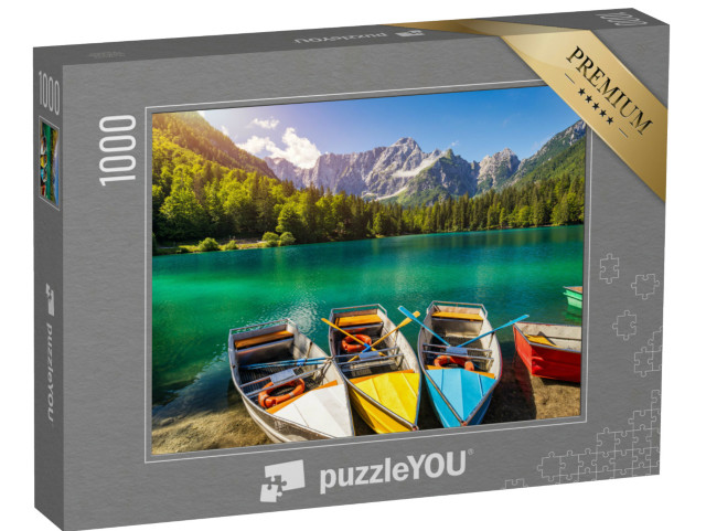 Puzzle 1000 pezzi „Lago Fusine con barche colorate e cima del Mangart, comune di Tarvisio, provincia di Udine“