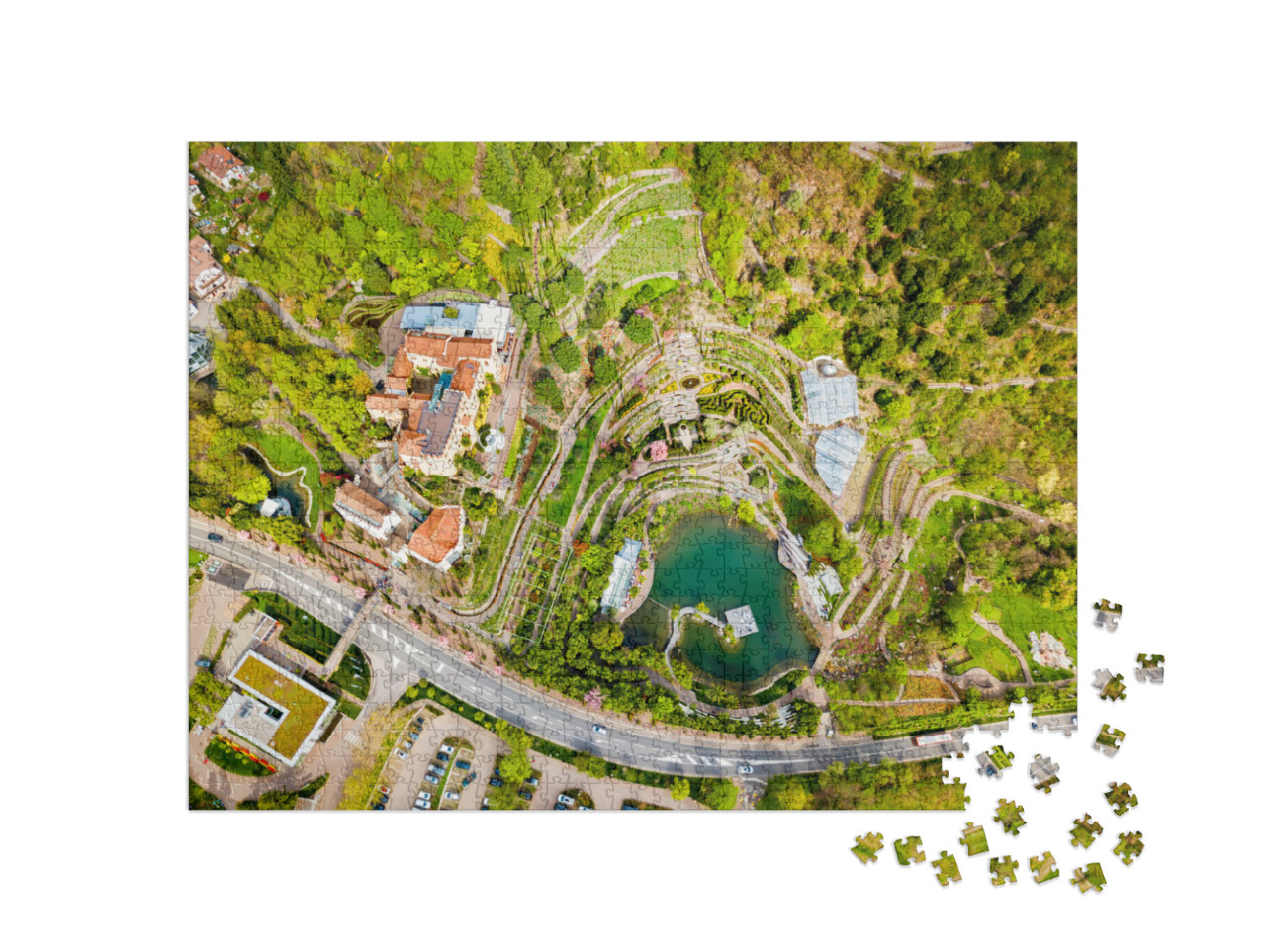 Puzzle 1000 pezzi „Vista aerea dei Giardini di Castel Trauttmansdorff, un giardino botanico nella città di Merano“