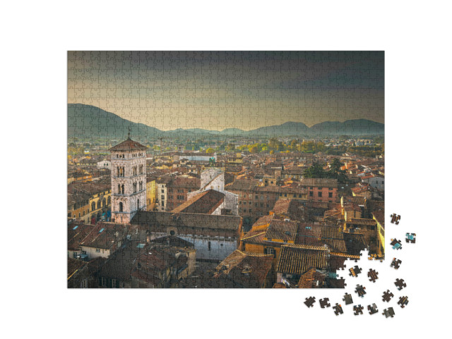 Puzzle 1000 pezzi „Lucca, vista aerea panoramica della città e della Cattedrale di San Michele in Foro al tramonto. Toscana“