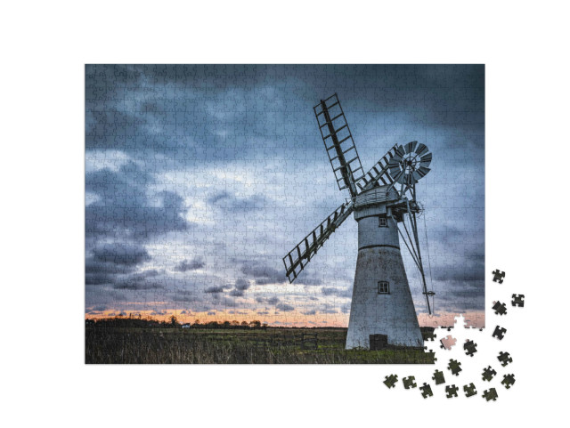 Puzzle 1000 pezzi „Un mulino in un campo al tramonto“