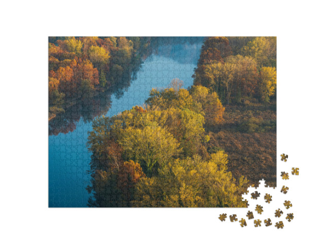 Puzzle 1000 pezzi „vista dall'alto di un'alba autunnale di sole e nebbia sul fiume Adda, Lecco Italia“