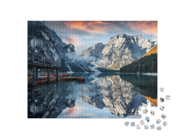 Puzzle 1000 pezzi „Scena mattutina mozzafiato al Lago di Braies, nelle Dolomiti, Italia“