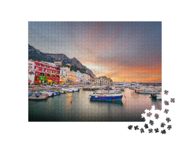 Puzzle 1000 pezzi „Capri con i negozi e i ristoranti di Marina Grande al crepuscolo.“