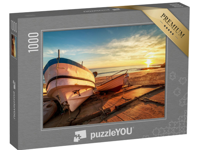 Puzzle 1000 pezzi „Barche da pesca in legno in un porticciolo sulla spiaggia al tramonto“