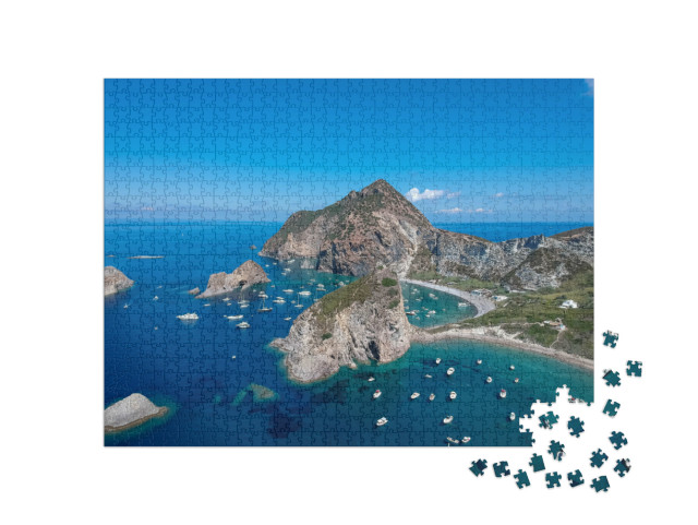 Puzzle 1000 pezzi „Vista da drone dell'isola di Palmarola con acqua verde cristallina e barche, Ponza, Italia“